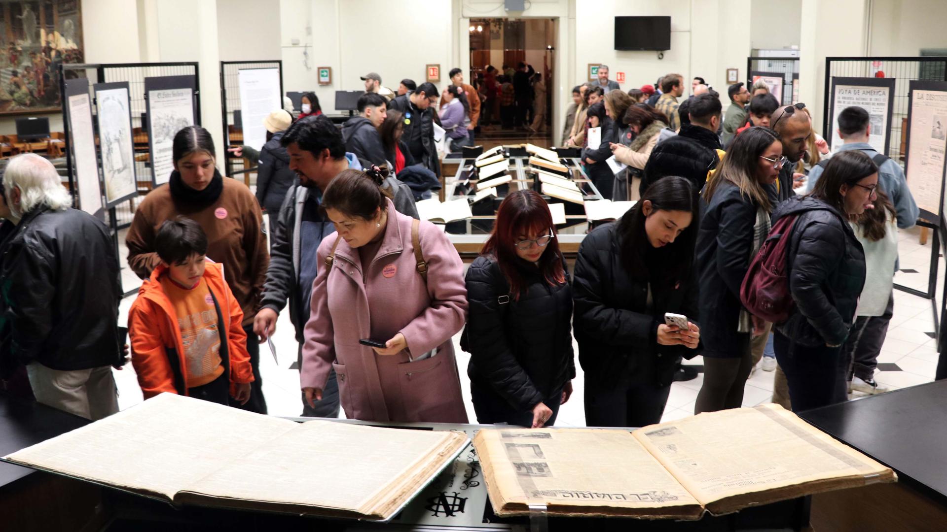 Visitantes en el Salón de Periódicos y Microformatos. 