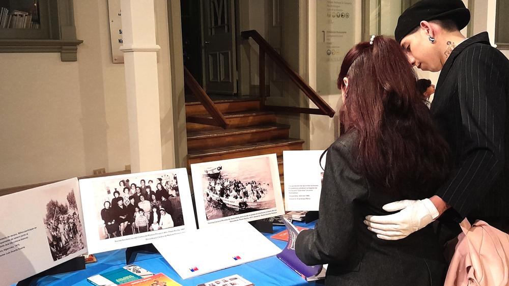 Jóvenes viendo libros.