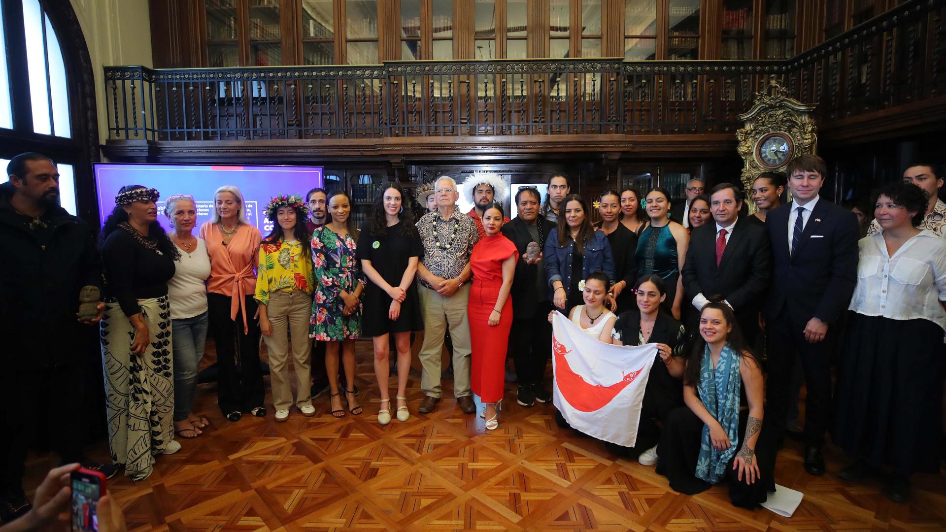 Autoridades y representantes del pueblo Rapa Nui participaron en la ceremonia