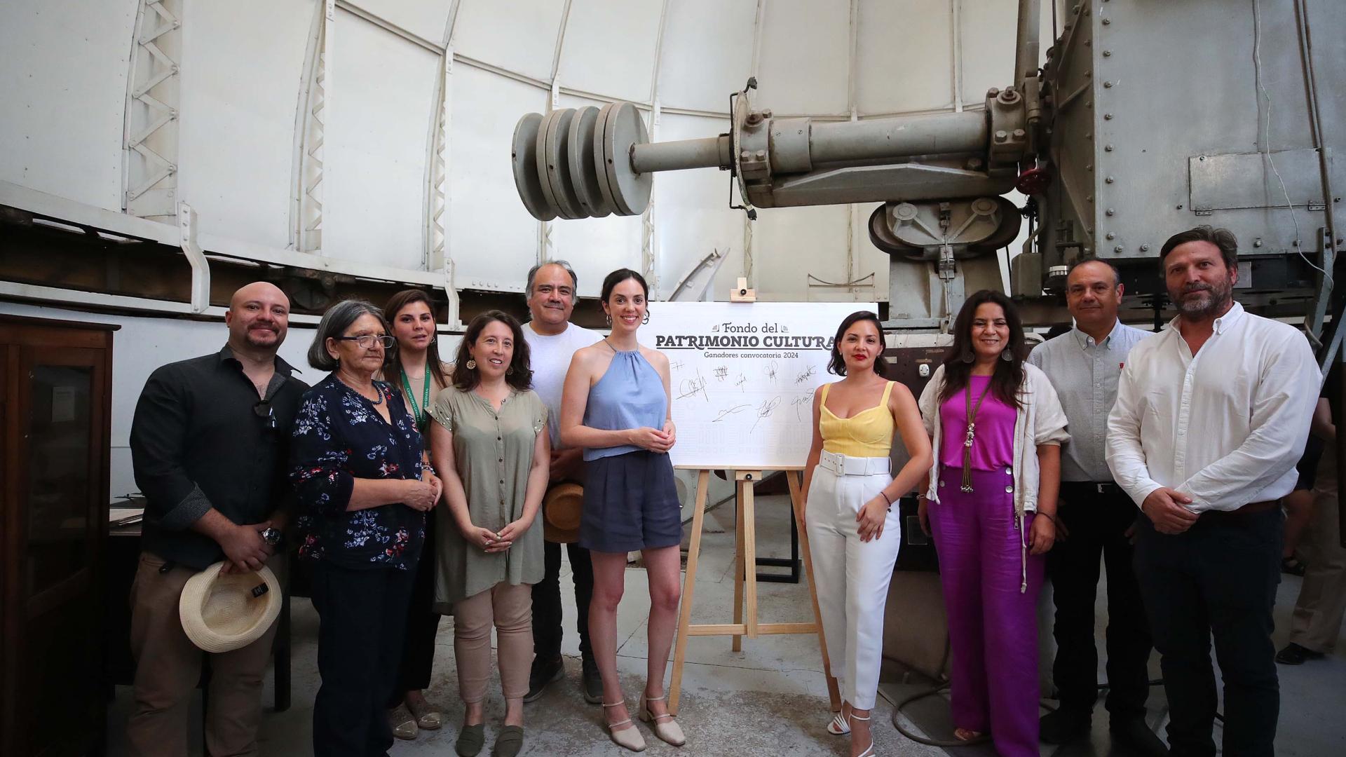 Autoridades y ganadores del Fondo del Patrimonio Cultural 2024 en el Observatorio Manuel Foster de la Universidad Católica de Chile, en el Cerro San Cristóbal. 