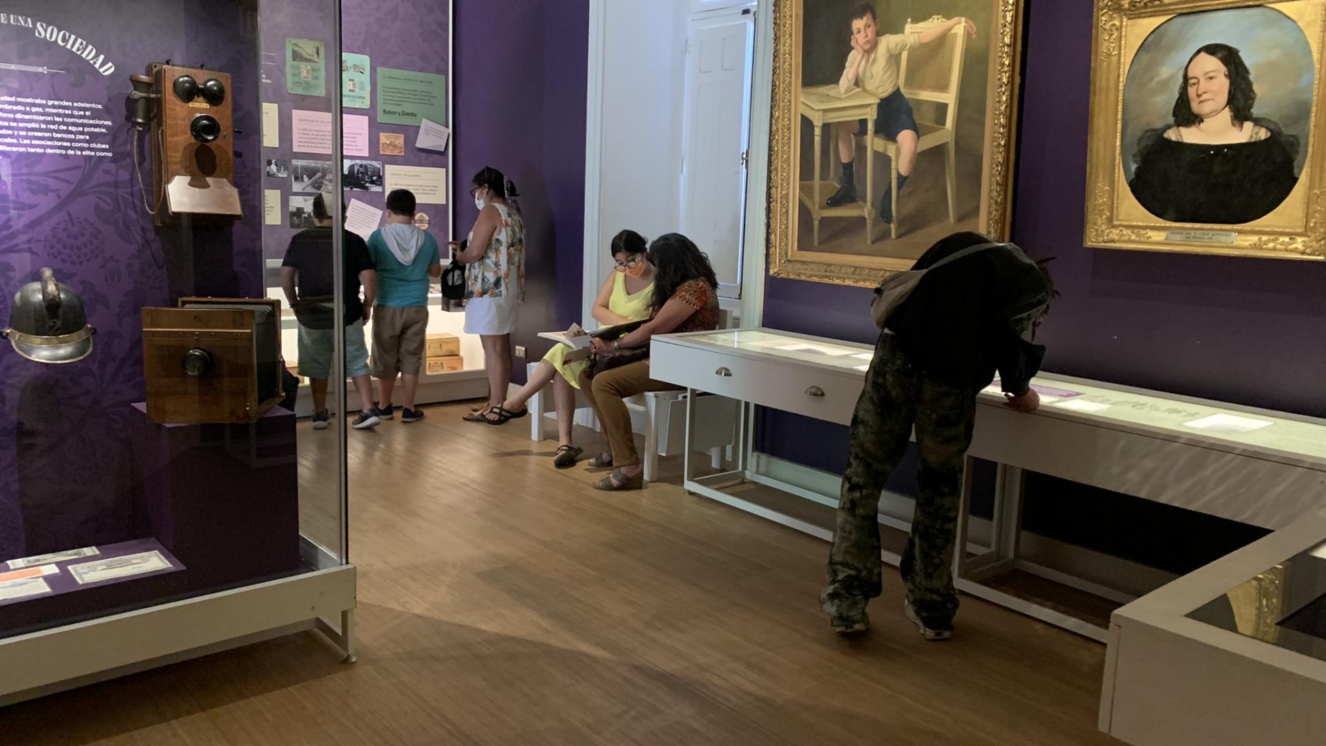 Visitantes recorren sala del Museo O'Higginiano y de Bellas Artes de Talca