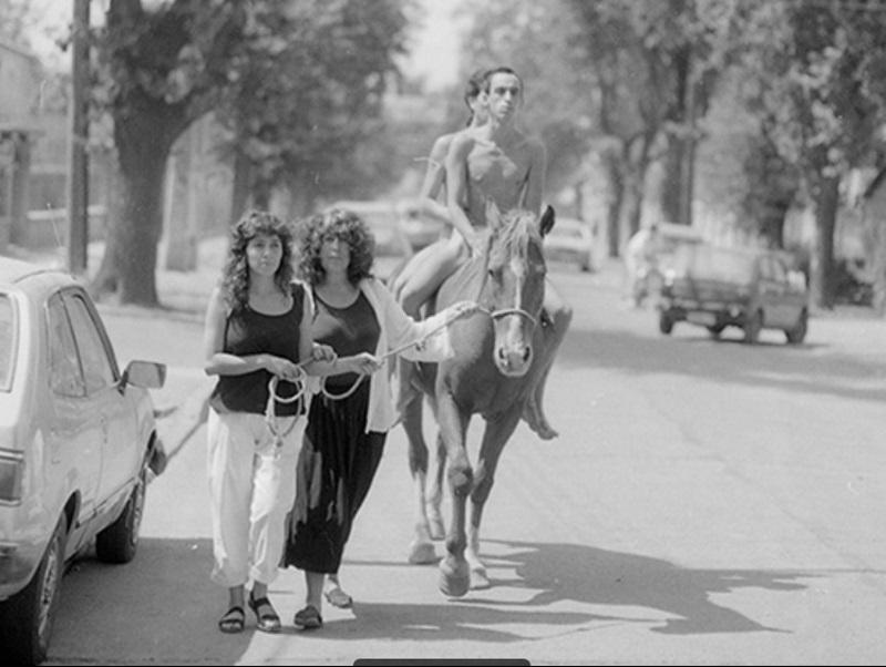 Performance en Campus Las Encinas de la U. de Chile, 1988. Imagen del sitio web. 