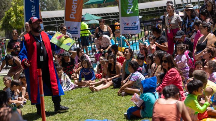 Asistentes a la actividad disfrutan de un cuentacuento