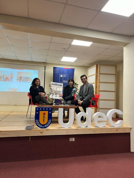 Mónica Pérez, Anabella Benavides y Carlos Ortíz en el conversatorio “Develando a Escamez: ciencia y recuperación del patrimonio artístico en Ñuble” (Ubilla, D. 2024). 