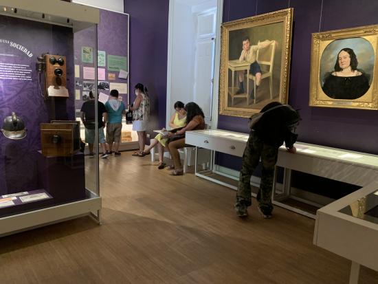 Visitantes recorren sala del Museo O'Higginiano y de Bellas Artes de Talca